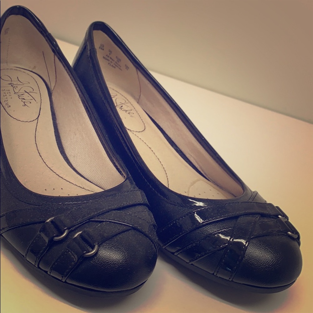 Cute black strap shoes !